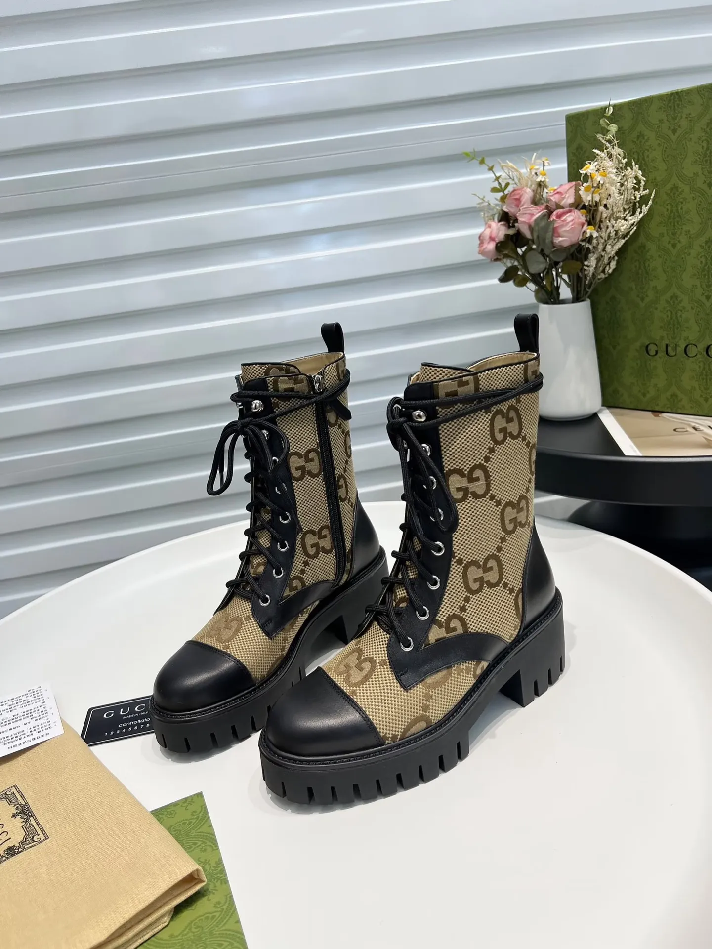 👟👟Ex-factory price 640👟👟Official website 1:1 available in glossy and matte. Autumn and winter GUCCI double G electric embroidery version lace-up 8-inch boots✅ Full oil edges, full of high-end feel [strong] The side zipper is super convenient to put on and take off, unique and unique, and the brand's distinctive style.  Fabric: cowhide➕open edge beads Inner/foot pads: high-end cowhide 🐂 TPU outsole Heel height 6cm Color: brown, black, white Number of yards: 35-41 Packing: Comes with card, cloth bag.